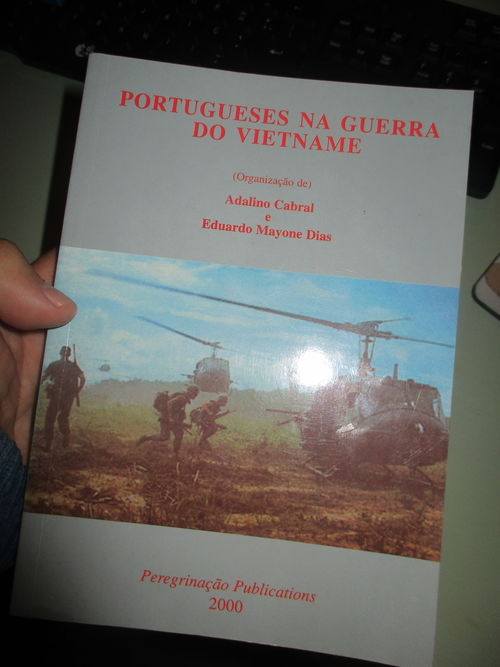 Capa do livro Portugueses na Guerra do Vietname